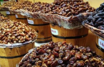 Hurma te fresketa te pjekura me kastravec