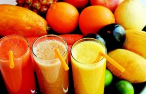 Çfarë rekomandojnë dietologët, lëng frutash apo fruta?