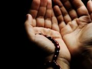 Kush e thote kete shperblehet sikur t’i kete liruar 100 rober,i shkruhen 100 sevape(te mira),i fshihen 100 gjynahe(gabime),i mbrojtur eshte prej shejtanit deri ne mbremje