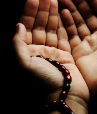 Kush e thote kete shperblehet sikur t’i kete liruar 100 rober,i shkruhen 100 sevape(te mira),i fshihen 100 gjynahe(gabime),i mbrojtur eshte prej shejtanit deri ne mbremje