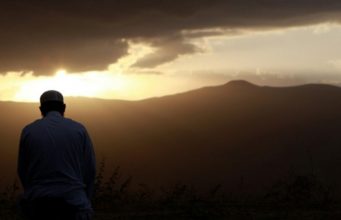 Kjo është duaja e Junusit a.s. në barkun e peshkut.Për të ai ka shpëtuar nga vuajtja,ndërsa Kurani thotë“Ndërsa në mënyre të njejtë i shpëtojm edhe besimtarët tjerë