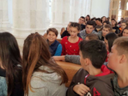 Shkolla publike i dërgon detyrimisht fëmijët në Katedralen e Prishtinës. Ku mbeti laiciteti? (Foto)