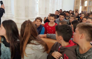 Shkolla publike i dërgon detyrimisht fëmijët në Katedralen e Prishtinës. Ku mbeti laiciteti? (Foto)