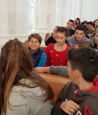 Shkolla publike i dërgon detyrimisht fëmijët në Katedralen e Prishtinës. Ku mbeti laiciteti? (Foto)