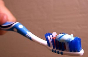 Soda e bukës e kripa, të mrekullueshme për dhëmbë