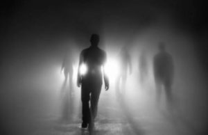 Dera që nuk mbyllet!…