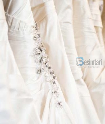 A lejohet që besimtarja të veshë fustanin e bardhë ditën e martesës?