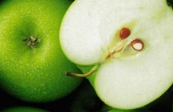 Një mollë para gjumit sjell më shumë dobi nga sa mund të mendojmë