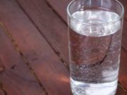 Një gotë ujë pas zgjimit nga gjumi