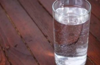 Pse nuk duhet të pini kurrë ujë që është “brenda natës” në një gotë