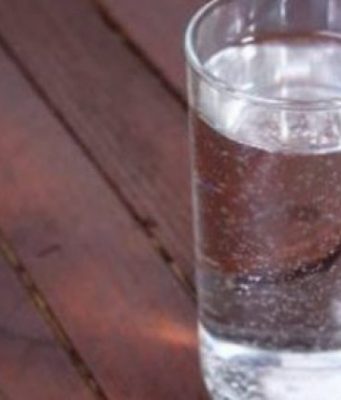 Pse nuk duhet të pini kurrë ujë që është “brenda natës” në një gotë