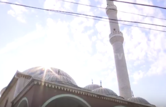 Lejohet falja e namazit të xhenazes brenda në xhami, por më e mira është të falet jashtë xhamisë