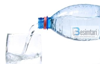 Çfarë i ndodh trupit po të pini ujë në mëngjes