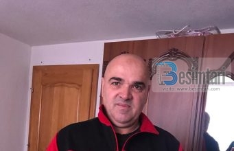 Kosovari që e la duhanin, i tregon publikisht paratë që kursen për Umre