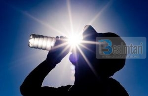 Përse nuk është e shëndetshme pirja e ujit në këmbë?