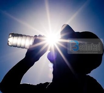 Përse nuk është e shëndetshme pirja e ujit në këmbë?