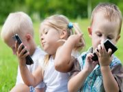 Në cilën moshë duhet t’i blini fëmijës telefon të mençur