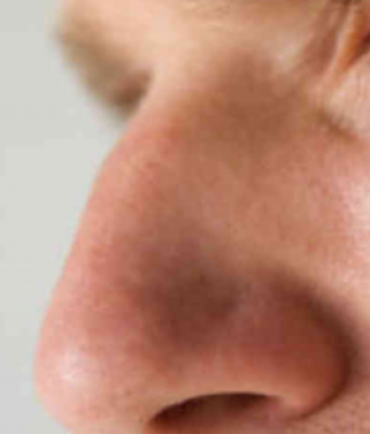 Pastroje hundën me dorën e majtë!