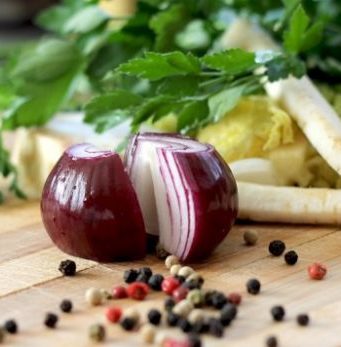 Konsumoni këto ushqime që të keni dhëmbë të bardhë