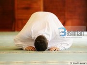 Nëse dikush vdes duke u falur në xhami, a duhet larë xhenazeja e tij?