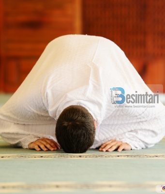 Nëse dikush vdes duke u falur në xhami, a duhet larë xhenazeja e tij?