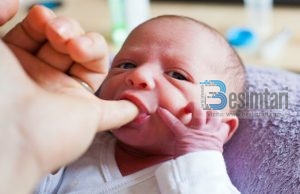 Fërkimi i nofullës së fëmiut me lëngun e hurmës