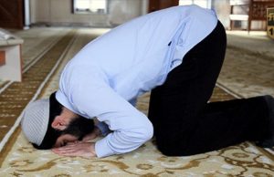 Si të bëj sehvi sexhdeh nëse gaboj në namaz?