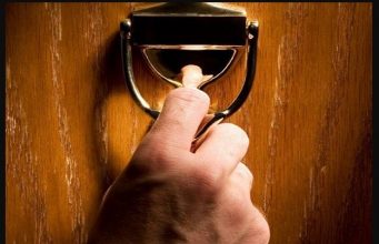 Ajo nuk falte namaz dhe i përqeshte namazfalësit!