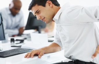 Qëndrimi në zyrë, si të luftoni dhimbjet e shpinës dhe kokës