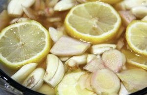 Hudhër me limon për të pastruar rrënjësisht enët e gjakut