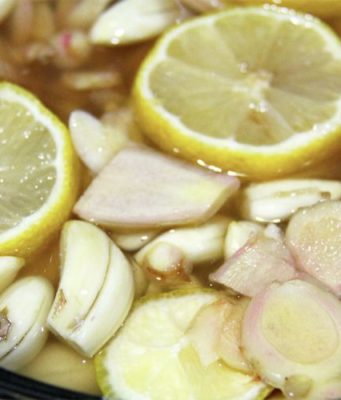 Hudhër me limon për të pastruar rrënjësisht enët e gjakut