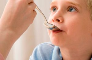 Pediatrit këshillojnë recetën tradicionale për kollën tek fëmijët