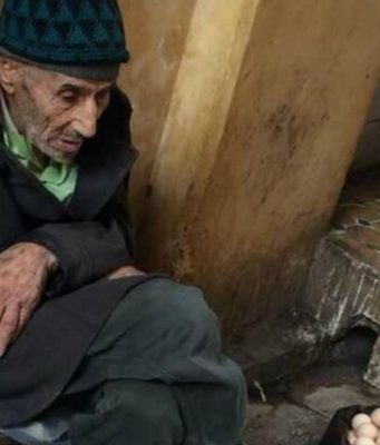 Një grua pyeti një shitës vezësh, “sa kushtojnë?”. Shitësi plak ju përgjigj….