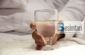 Pse nuk duhet të pini kurrë ujë që është “brenda natës” në një gotë