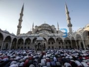 Është e ndaluar të flitet kur hoxha ligjëron hutben e xhumasë!