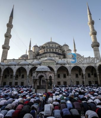 Është e ndaluar të flitet kur hoxha ligjëron hutben e xhumasë!
