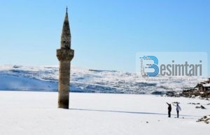 Minarja e cila ngritet në mes të liqenit në lindje të Turqisë është kthyer në një atraksion turistik, e cila në mënyrë të veçantë të tërheq vëmendjen e turistëve në dimër kur sipërfaqja e liqenit mbulohet me akull.