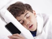 KUJDES/ Ja pse nuk duhet të mbani celularin poshtë jastëkut