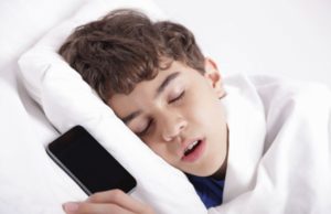 KUJDES/ Ja pse nuk duhet të mbani celularin poshtë jastëkut