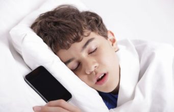 KUJDES/ Ja pse nuk duhet të mbani celularin poshtë jastëkut