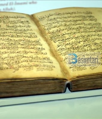 Turqi, në muze ekspozohet Kur’an-i tetëshekullor i shkruar me dorë