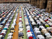 Dikush qëndron ulur derisa të mbarojë namazin ai që është mbas tij! “Sutra pas imamit”