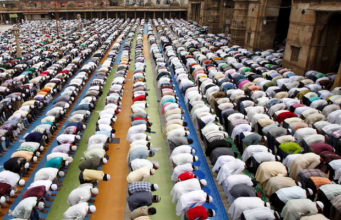 Dikush qëndron ulur derisa të mbarojë namazin ai që është mbas tij! “Sutra pas imamit”