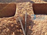 VDIQ PRANË VELLAUT TË VET NË VARR!