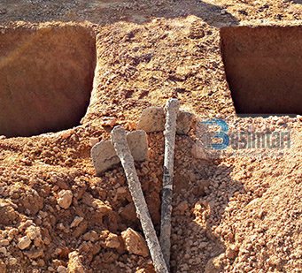 VDIQ PRANË VELLAUT TË VET NË VARR!